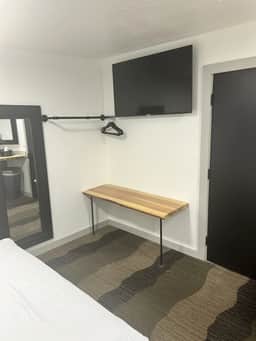 Queen Room Near Silverwood Theme Park | Room 6 - Image 5