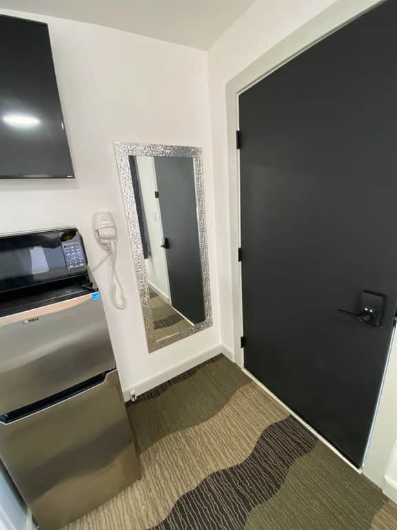 2 Queen Beds Near Silverwood Theme Park | Room 3 - Image 4