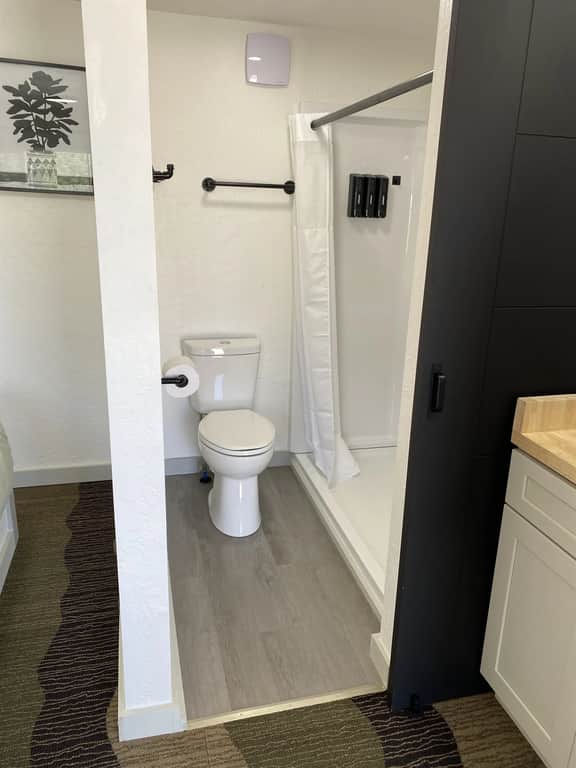 2 Queen Beds Near Silverwood Theme Park | Room 3 - Image 5