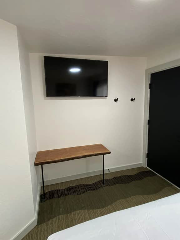 Queen Room Near Silverwood Theme Park | Room 4 - Image 2