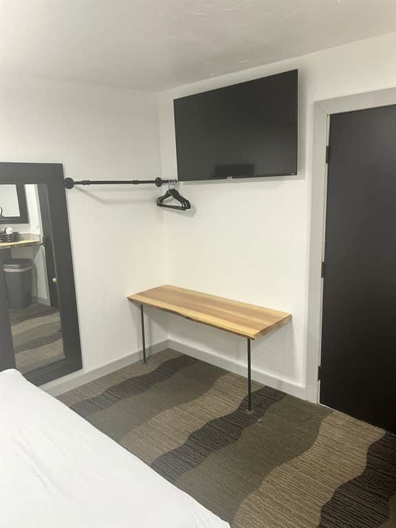 Queen Room Near Silverwood Theme Park | Room 6 - Image 5