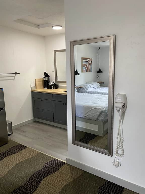 2 Queen Beds Near Silverwood Theme Park | Room 7 - Image 4